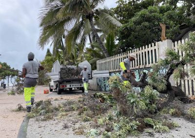 déblayage post cyclone roches noires tamarun